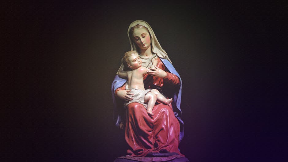 figurka Matki Boskiej zapewnia domownikom ochronę