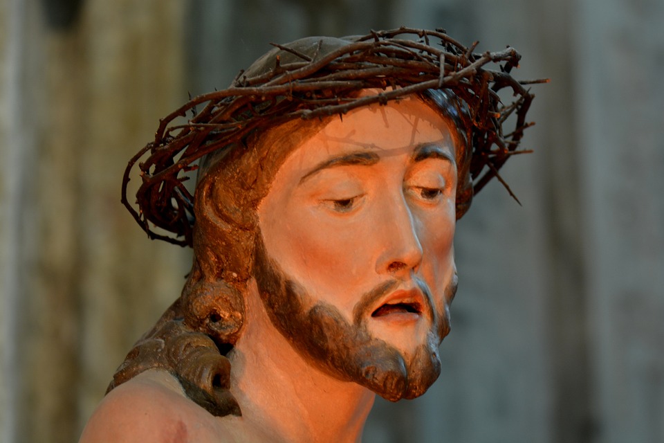jezus cierniem ukoronowany na krzyżu za nasze grzechy